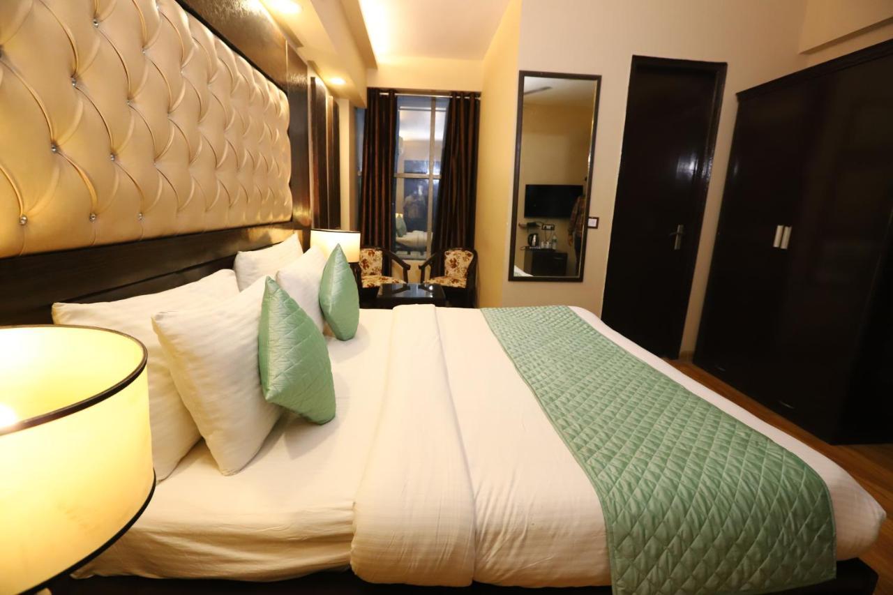 The Palm Spring A Boutique Hotel Naraina New Delhi Exteriör bild
