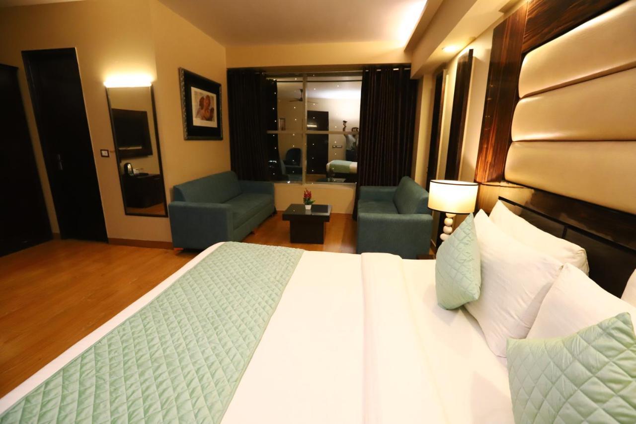 The Palm Spring A Boutique Hotel Naraina New Delhi Exteriör bild